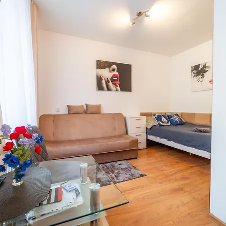 Od Strony Ulicy Kajki, Mikołajki