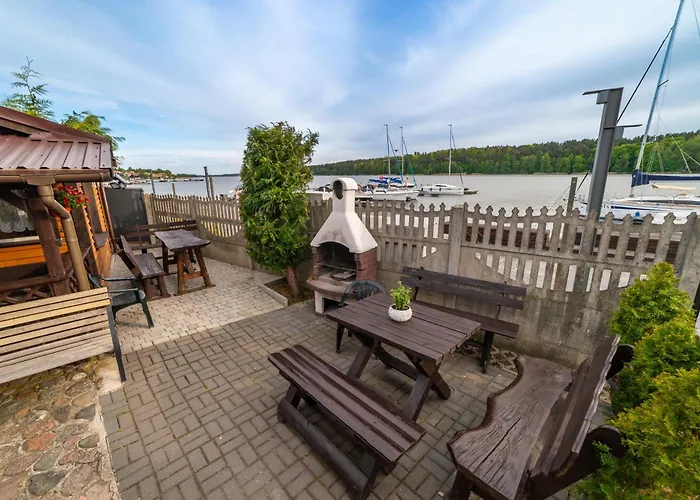 Od Strony Ulicy Kajki, Δωμάτια σε οικογενειακή κατοικία